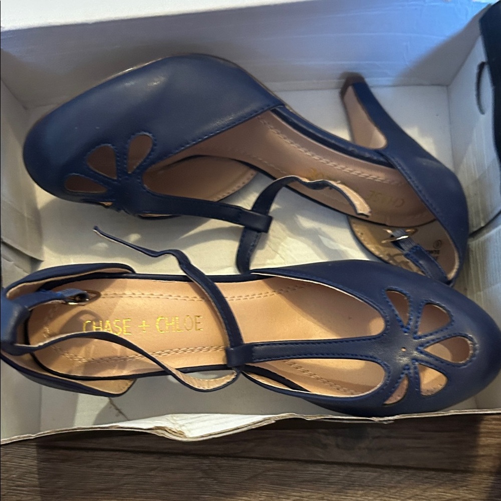 Chase + Chloe Women's Navy Flats with Cutout Design